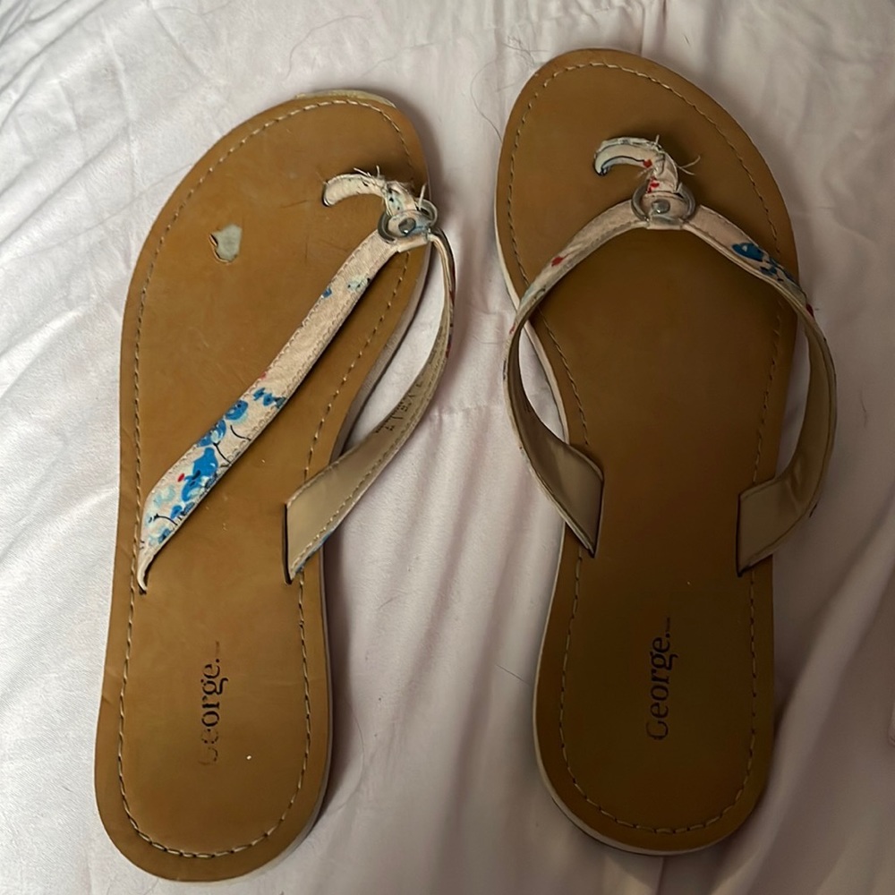 I am selling a pair of George flip flops